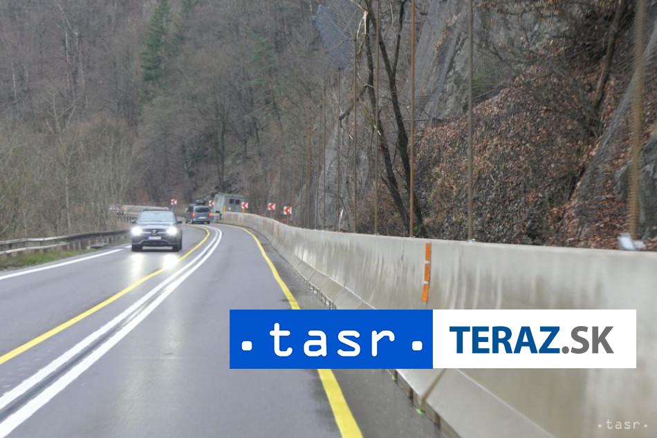 Obrázok k článku Cesta pod Strečnom do pondelka bez obmedzení, sanačné práce pokračujú na svahu