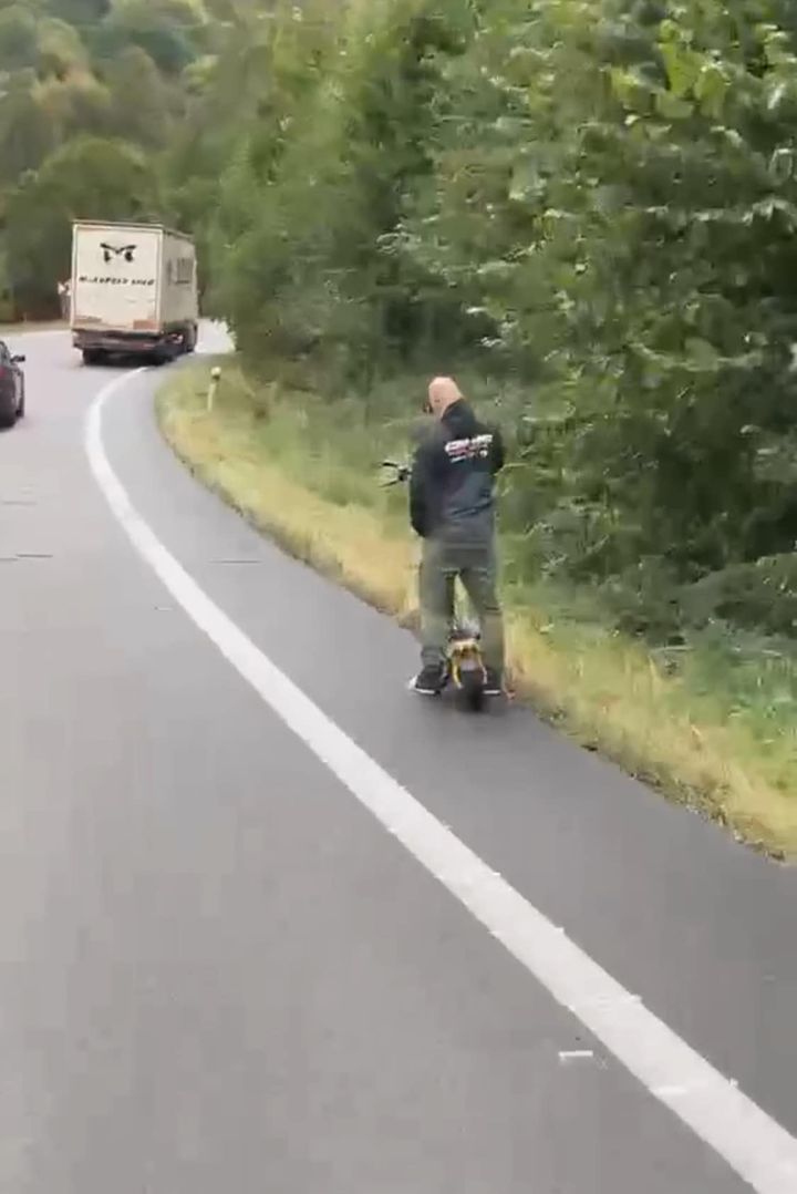 Obrázok k článku VÝSTRAHA: Chlap na elektrokolobežke sa motá v smere do Záhoria – zvýšte opatrnosť!