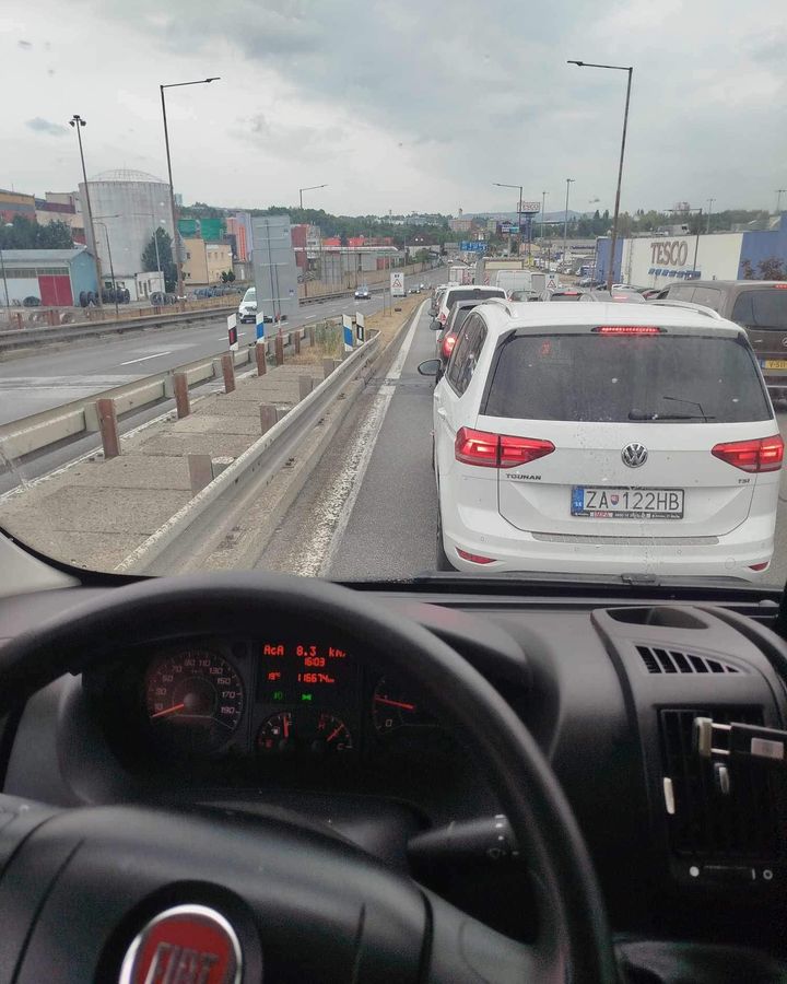 Obrázok k článku Kolóna smerom na Strečno - Vrútky sa aktuálne rozšírila až pri Tesco v Žiline.