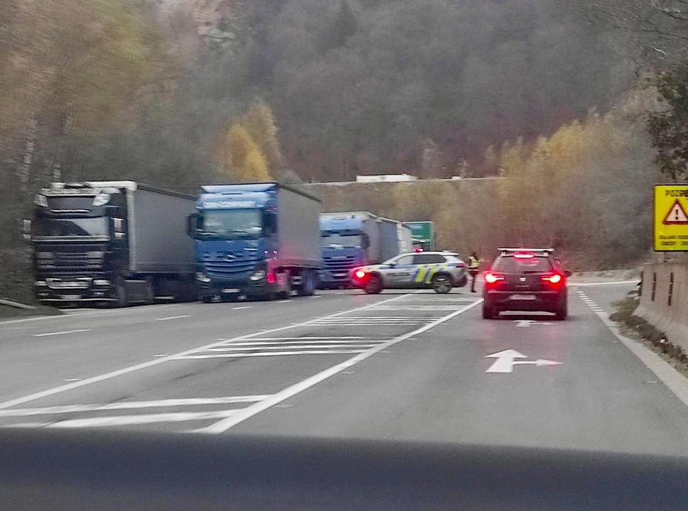 Obrázok k článku ÚSEK MEDZI ŽILINOU A DUBNOU SKALOU STÁLE NEPREJAZDNÝ, POUŽITE OBCHÁDZKOVÉ TRASY!