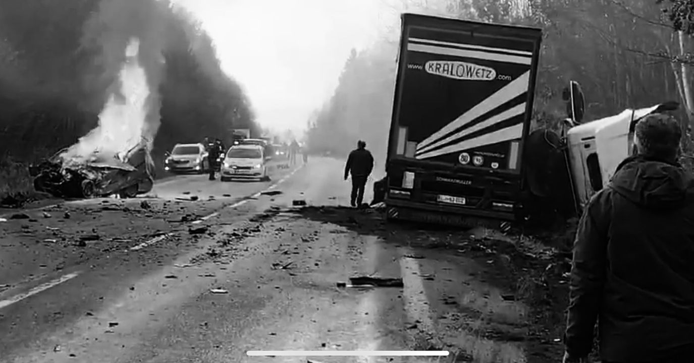 Obrázok k článku Dopravná nehoda pri Žiline: Pri požiari Škody Fabia zomrela osoba, vodič nákladného vozidla s ľahkými zraneniami