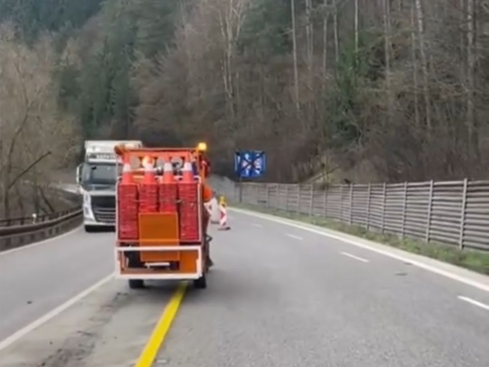 Obrázok k článku Obnova vodorovného dopravného značenia na ceste I/18 medzi Dubnou Skalou a Strečnom