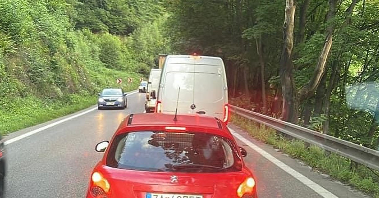 Obrázok k článku Kamión s defektom blokuje jazdný pruh smerom do ZA, vodiči pozor na zvýšenú opatrnosť! #strečnovodiči