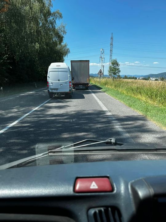 Obrázok k článku 13:15

️ Stojaci kamión pred