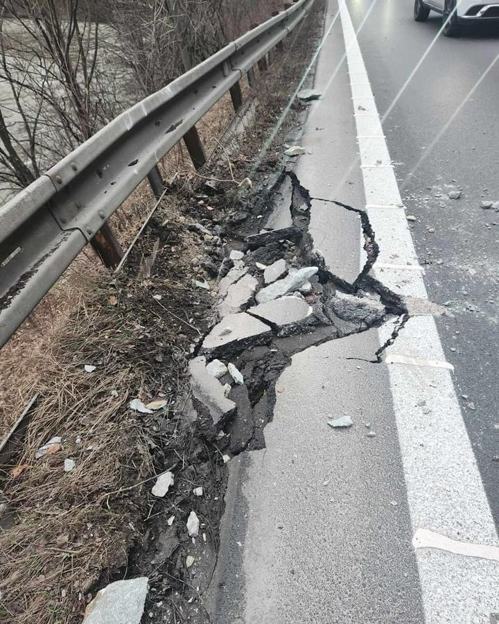 Obrázok k článku DOČASNÉ OBMEDZENIE RÝCHLOSTI NA CESTE I/18 MEDZI DUBNOU SKALOU A ŽILINOU PO POŠKODENÍ VOZOVKY PADAJÚCOU SKALOU